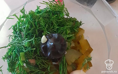 В самом начале нашего приготовления нам понадобится измельчитель, в который мы добавим две дольки чеснока, пучок укропа и пару огурчиков и измельчим до однородной массы.