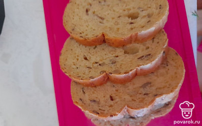 Возьмите багетный хлеб или зерновой хлеб, по желанию можете его обжарить с двух сторон на сковороде.