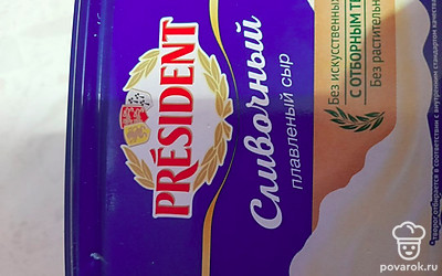 Плавленым сыром намазываем каждый багет.