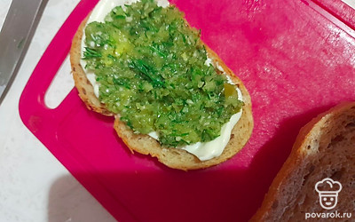 Следующим слоем мы будем намазывать огурец с зеленью.