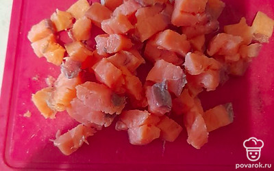 Теперь осталось порезать кубиками нашу рыбку.