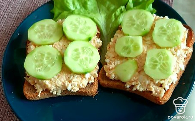 Бутерброды с тунцом, сыром и яйцом — Рецепт с фото