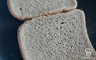 Обжариваем на сухой сковороде ломтики хлеба с каждой стороны.