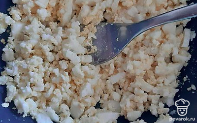 Измельчаем яйцо вилкой.