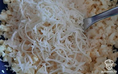 Натираем сыр.
