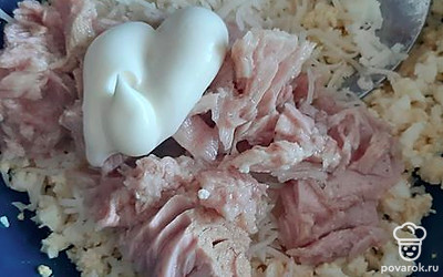 Добавляем тунец, майонез. Все перемешиваем, намазываем на кусочки хлеба. Все готово!