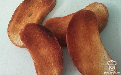 Тосты обжарить, и натереть чесноком с одной стороны. 