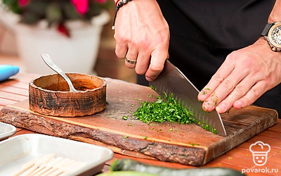 Измельчите петрушку и листья тимьяна. Перемешайте зелень с основой для соуса. Добавьте соль. 