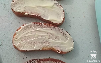 Смазываем каждый тост майонезом. 