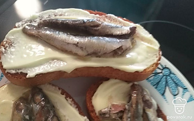 И поверх майонеза выкладываем шпроты. Бутерброды готовы, приятного аппетита. 