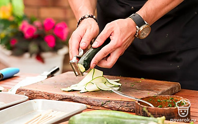 Нарежьте цукини на длинные полоски при помощи овощечистки.