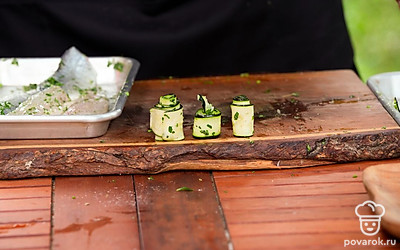 Сверните мини-рулетики из полосок цукини.