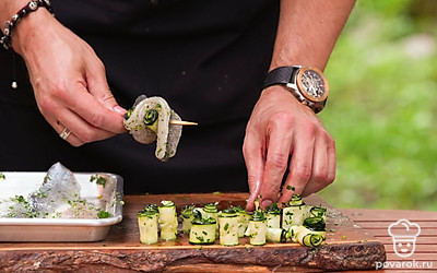 Насадите на деревянную шпажку рулетик из цукини, затем наденьте филе рыбы. Продолжайте насаживать рыбу на шпажку в форме буквы S, фиксируя рулетики из цукини в получившиеся изгибы. 