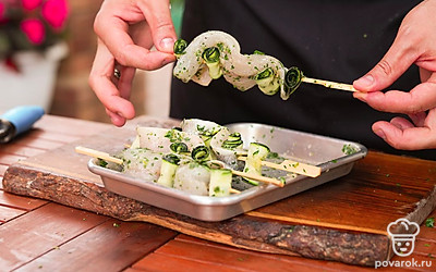 Повторите то же самое с оставшимися рулетиками и кусочками рыбы.