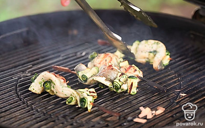 Обжарьте получившиеся заготовки на прогретом гриле при 190-210 °C на прямом жаре 6-8 минут до золотистой корочки с обеих сторон.