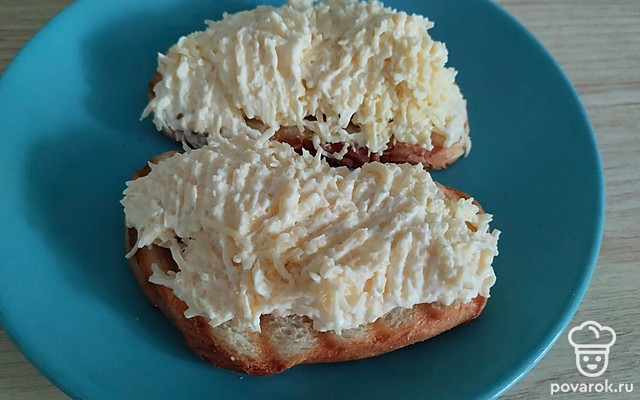 Бутерброды со шпротами, сыром и майонезом — Рецепт с фото