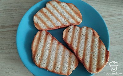 Нарезанный хлеб обжарить на гриле или в духовке.