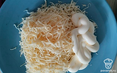 На мелкой терке натереть сыр, добавить майонез.