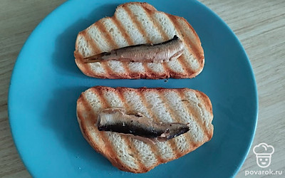 На каждый кусочек хлеба выложить по рыбке.