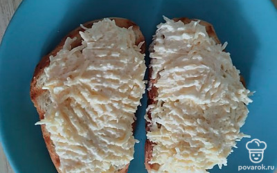 Намазать сыр.