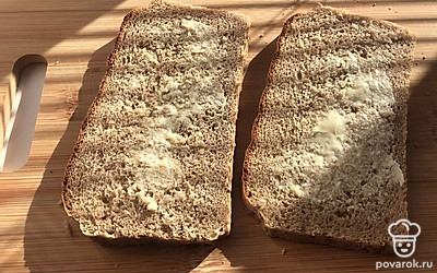 Намажьте хлеб веганским сливочным маслом с двух сторон. Если такого нет, то обычным подсолнечным или оливковым. 