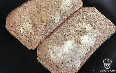 Разогрейте сковороду и выложите хлеб, обжаривая его на каждой стороне по 2-3 минуты до золотистой корочки. 