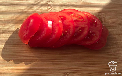 Можно нарезать томат.