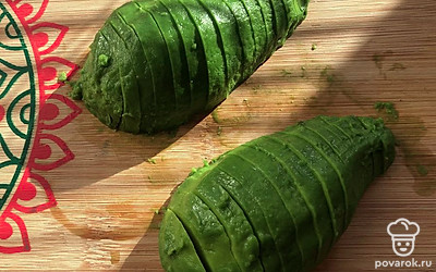 Нарежем авокадо.