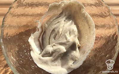 Смешаем майонез с чесноком и перцем. 