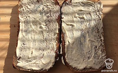 Смазываем хлеб чесночно-перечным майонезом.