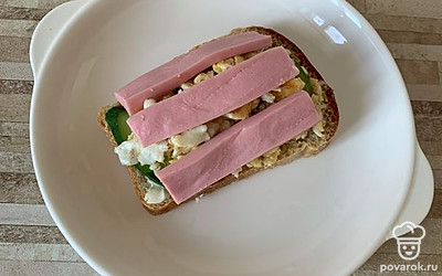 Перед подачей на стол, разложить на огурце яйцо и сосиску. Приятного аппетита!