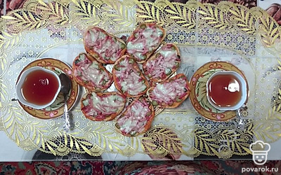 Горячие бутерброды с копченой колбасой, сыром и солеными огурцами — Рецепт с фото