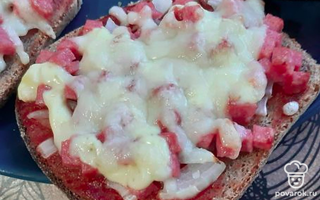 Горячие бутерброды с копченой колбасой, сыром и луком — Рецепт с фото