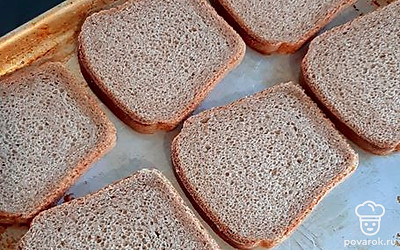 Выкдадываем хлеб на противень, смазанную маслом.