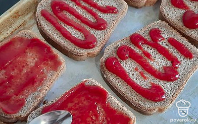 Намазываем кетчуп.