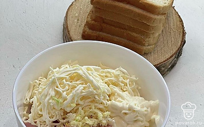 Нарезаем кубиками колбасу, натираем сыр, измельчаем чеснок, добавляем майонез и все перемешиваем.