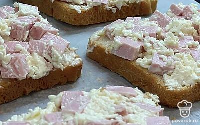 Выкладываем начинку на хлеб и ставим в разогретую духовку на 20 минут при 180 градусах.