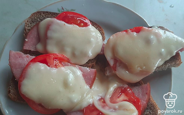 Горячие бутерброды с колбасой, сыром и помидором в микроволновой печи — Рецепт с фото