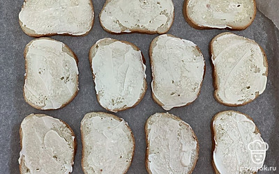 Хлеб выложить на противень, покрытый пергаментом, смазать майонезом. 