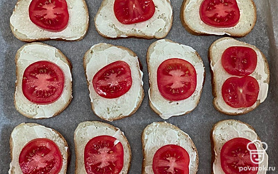 Помидоры порезать кружочками и выложить на хлеб. 