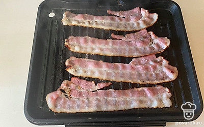 Бекон обжарьте на электрическом гриле до золотистой корочки. 