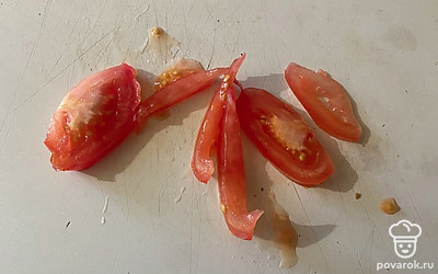 Помидор нарежьте на небольшие кусочки. 