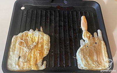 Далее на электрический гриль разбейте два яйца и обжарьте их с двух сторон до полной готовности. 