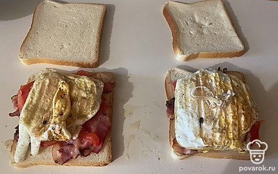 Разместите их поверх помидора и бекона. 