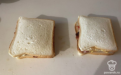 Затем бутерброды накройте оставшимися ломтиками хлеба. 