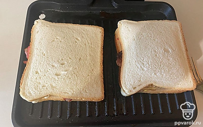 Бутерброды переместите на электрический гриль. 