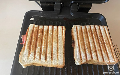 И обжарьте их до золотистой корочки. 