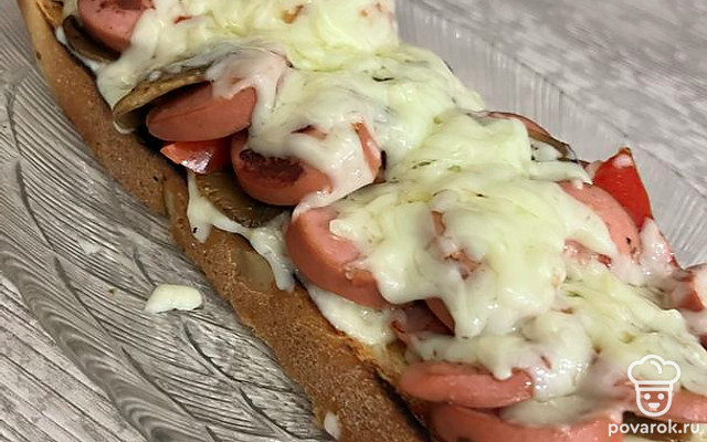 Горячий бутерброд с сосисками, сладким перцем и шампиньонами — Рецепт с фото