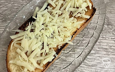 Обжариваем хлеб, трём сыр.