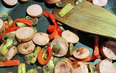 Обжариваем сосиску с перцем и грибами.